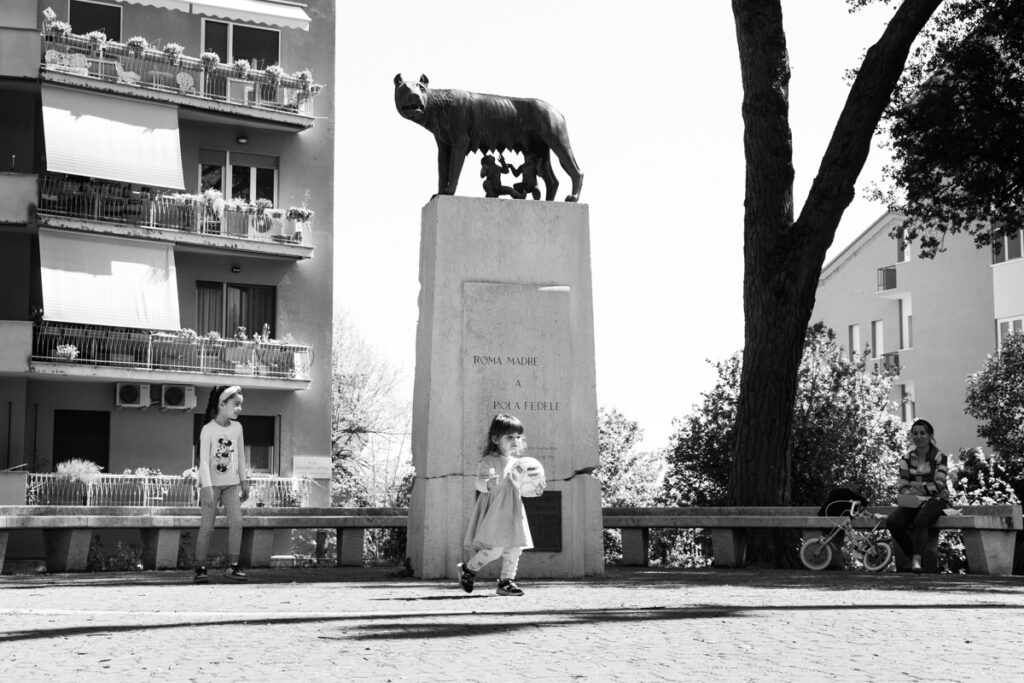 La Lupa Capitolina in Piazza Giuliano-Dalmata è stata trasportata da Pola durante l’esodo, con la nave Toscana. Tra febbraio e marzo 1947, la nave Toscana effettuò diversi viaggi tra Pola e l'Italia trasportando circa 16.800 profughi italiani e anche beni culturali, arredi sacri, archivi, opere d’arte e perfino monumenti. Foto di Silvia Saccucci