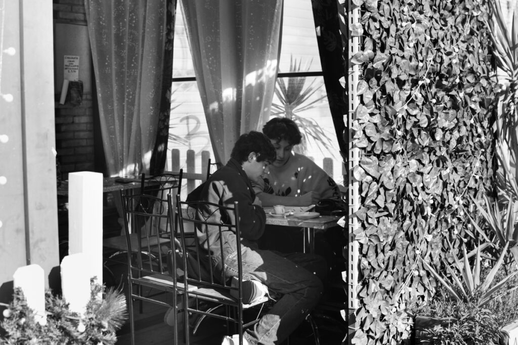 Il Bar Zara, che porta il nome della città d’origine del primo gestore, è stato — ed è ancora oggi — un punto di riferimento per la comunità del quartiere. Sorto in fondo a uno dei padiglioni dei dormitori che accolsero le prime famiglie esuli, quando la televisione era ancora un privilegio per pochi, divenne il luogo in cui ci si ritrovava per condividere serate, notizie e momenti di vita quotidiana. Foto di Matteo Della Bella
