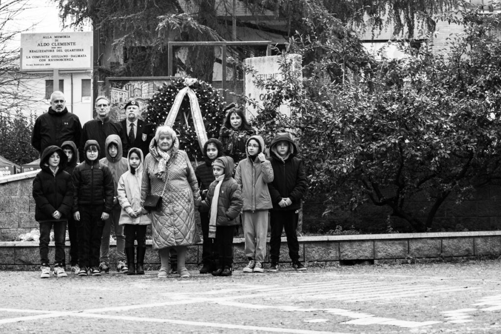 Il 10 febbraio 2024 la signora Lidia Bonaparte, nata a Pola il 21 ottobre del 1935 e arrivata a Roma nel Febbraio del 1947, cammina insieme ad alcuni bambini, alunni della scuola elementare intitolata a Giuseppe Tosi, insegnante di Pola, torturato e ammazzato nel 1945. Foto di Chiara Pantano