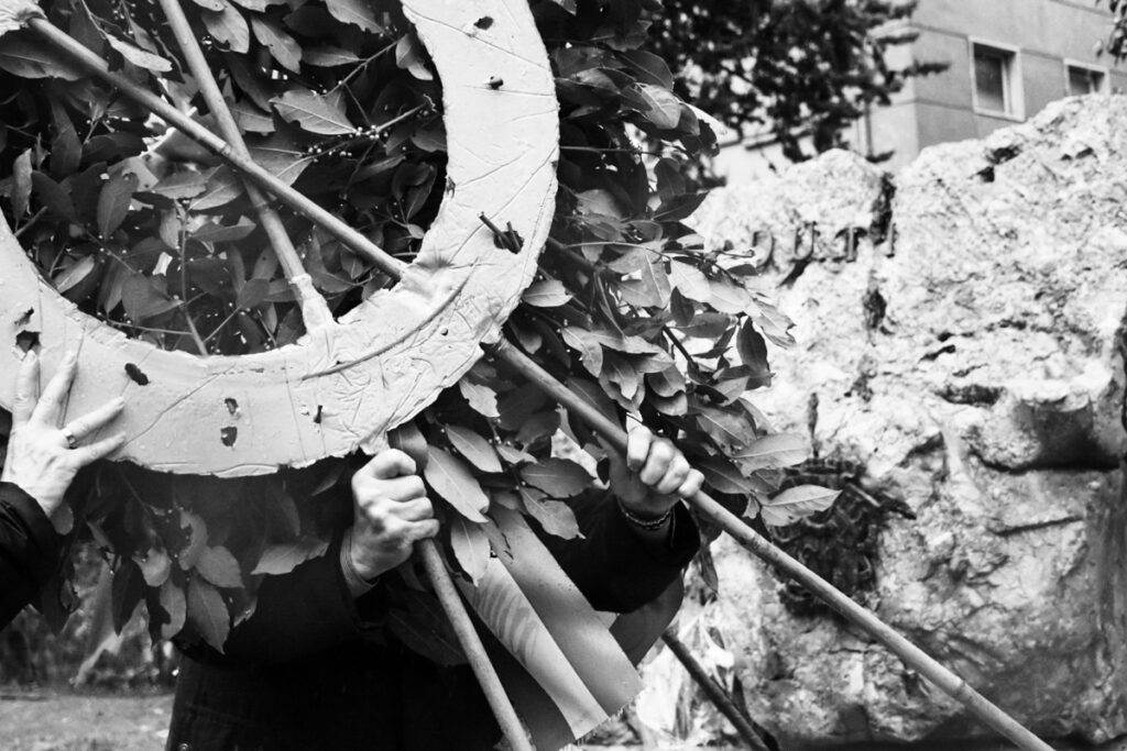 Cippo carsico inaugurato nel 1961 in Via Laurentina, per volere dell’Opera Profughi. È dedicato ai 302 caduti giuliano dalmati durante la prima guerra mondiale. La pietra carsica è una roccia calcarea tipica delle zone del Carso. Foto di Antonella Talia